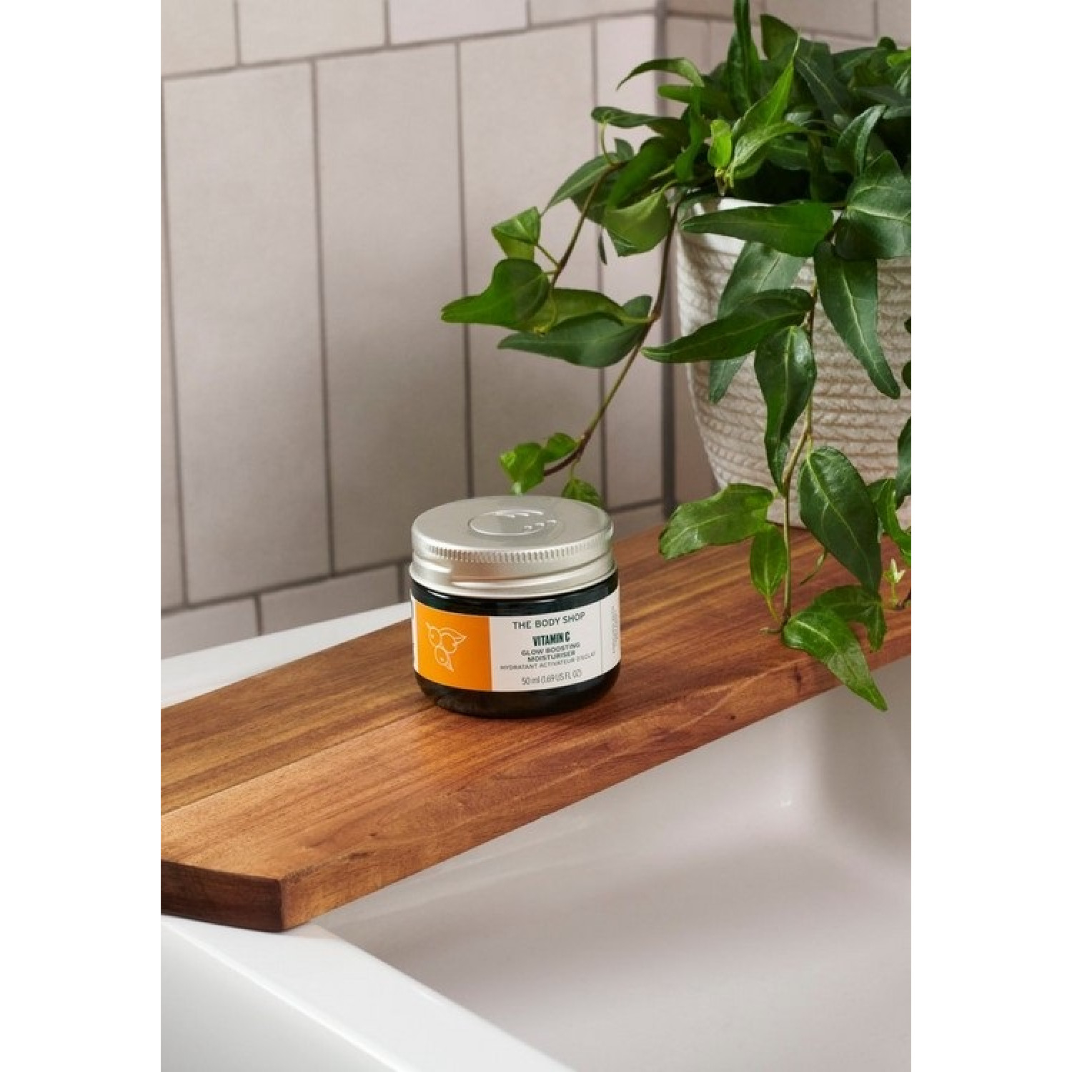ژل کرم درخشان کننده ویتامین C بادی شاپ The Body Shop Vitamin C حجم 50 میلی لیتر