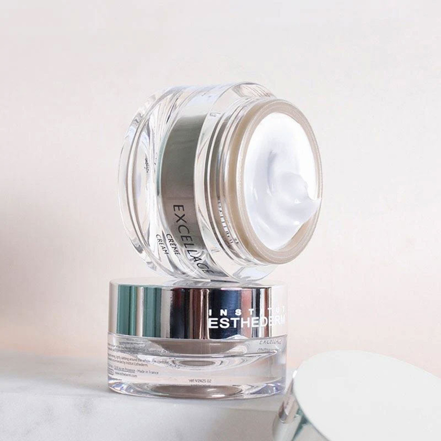 کرم متراکم کننده و روشن کننده دور چشم استادرم اکسلیج Esthederm Excellage Eye حجم 15 میلی لیتر